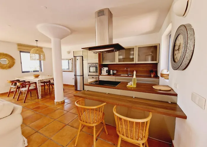 Tatil Evi Flora, Mit Eigenem Pool Und Meerblick *