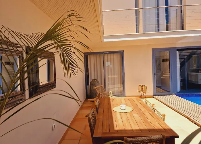 Flora, Mit Eigenem Pool Und Meerblick *