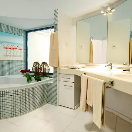 Flora, Mit Eigenem Pool Und Meerblick Dom wakacyjny *